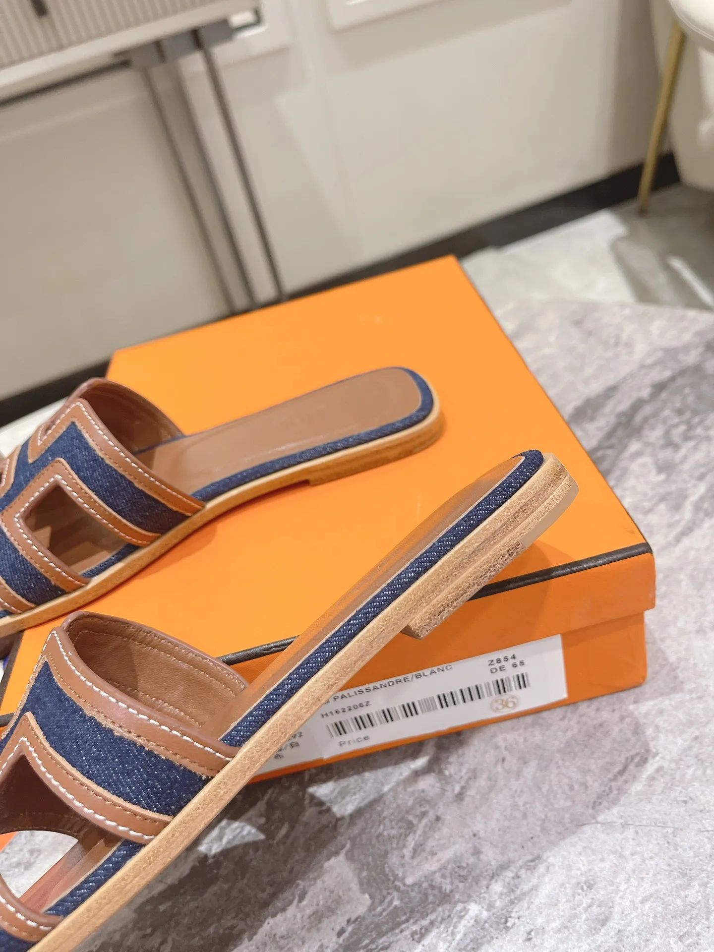 👟👟Ex-factory price 400👟👟 Genuine leather sole +50 New model for early spring, (high-end splicing and oil edge technology) newly revised version (Hermès), upgraded packaging, upgraded version and workmanship materials. Hermes®🔴The highest version of handmade shoes on the market✨✨ Top product Hermès slippers🐎 The new high-end fashion is the same as the original version, purely handmade by masters! ❥High-end customization, the highest version in the industry⚠❥Using: Hermers upper: Italian imported cowhide + original custom-grade Australian sheepskin feet + genuine leather outsole (pursuing top walking comfort) Hermes━━━━━ size: 35-40 (34.41.42 custom-made, non-returnable) Genuine leather sole Rubber sole